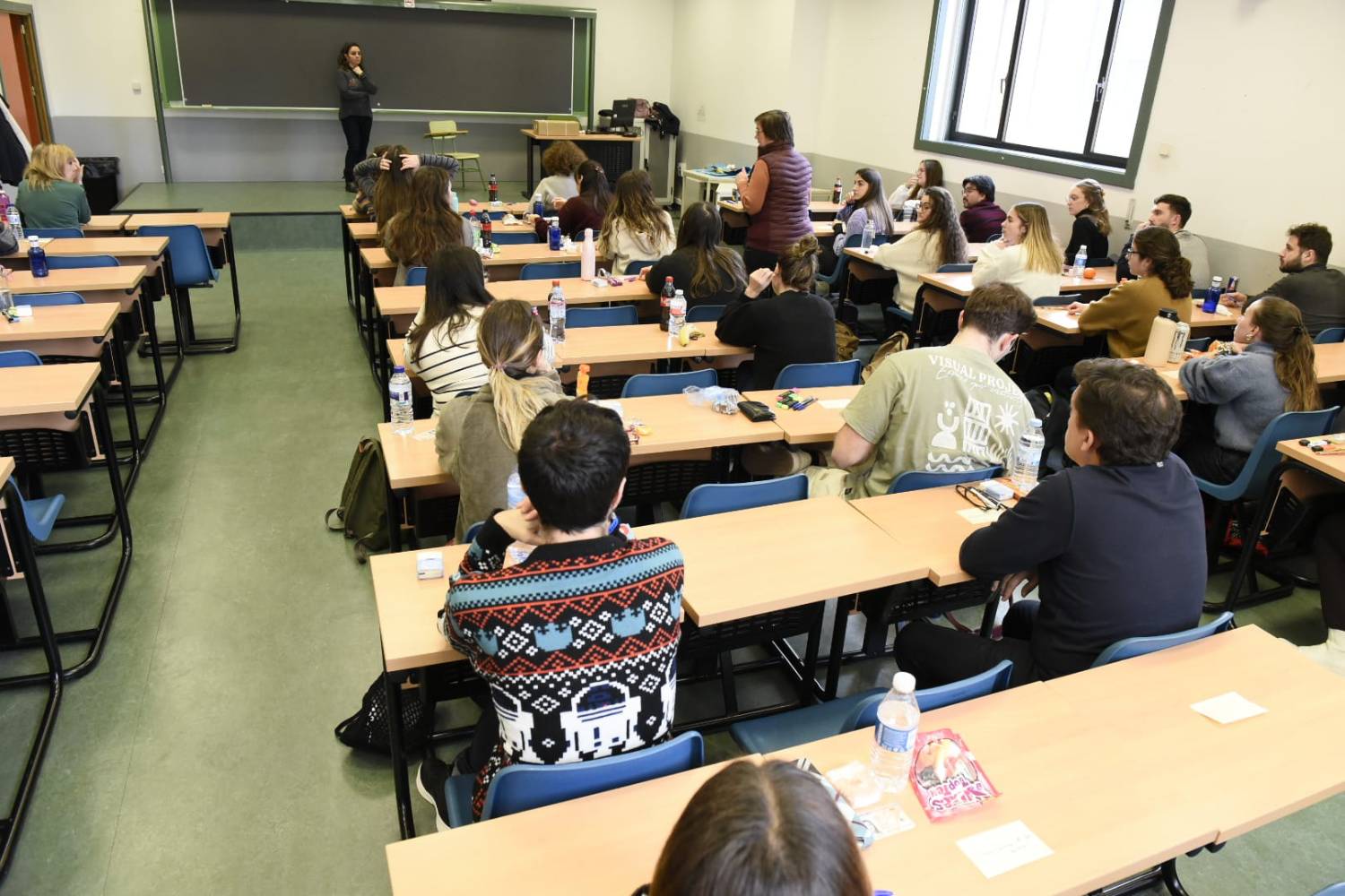 Estudiantes FIR en un aula de la Facultad de Educación de la UCM, antes de comenzar el examen. Foto: LUIS CAMACHO. 