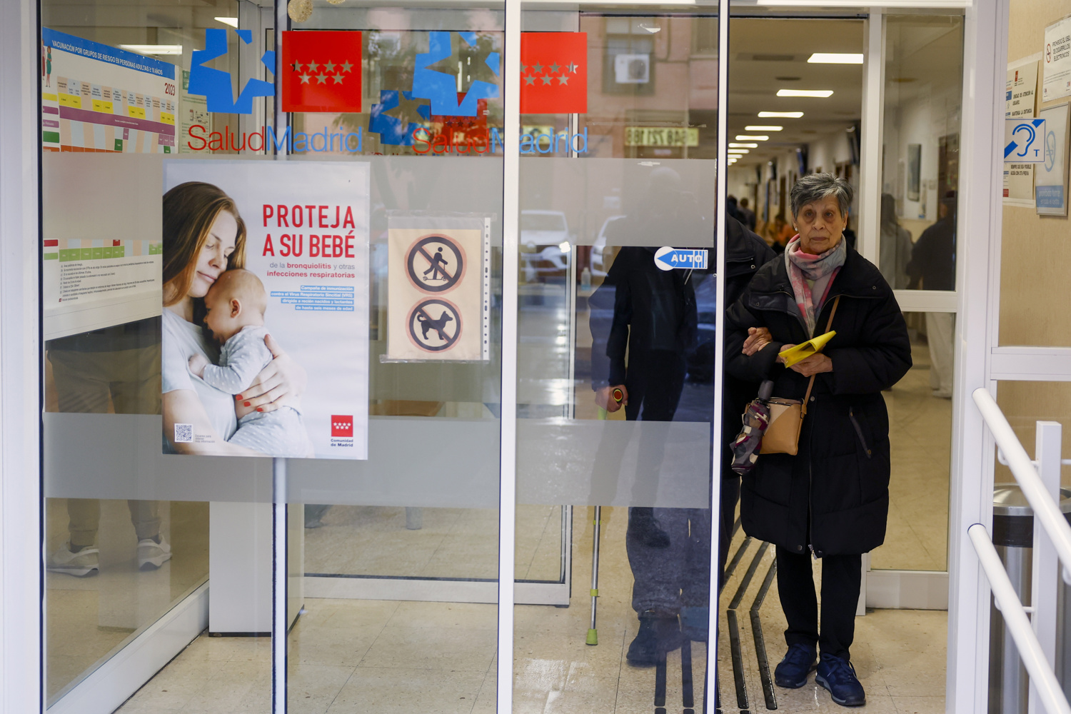 Dos personas salen este miércoles del Centro de Atención Primaria de Abrantes Madrid. Los centros de salud se encuentra saturados debido a la epidemia estacional de virus respiratorios como la gripe y la covid. Foto: EFE/ MARISCAL 