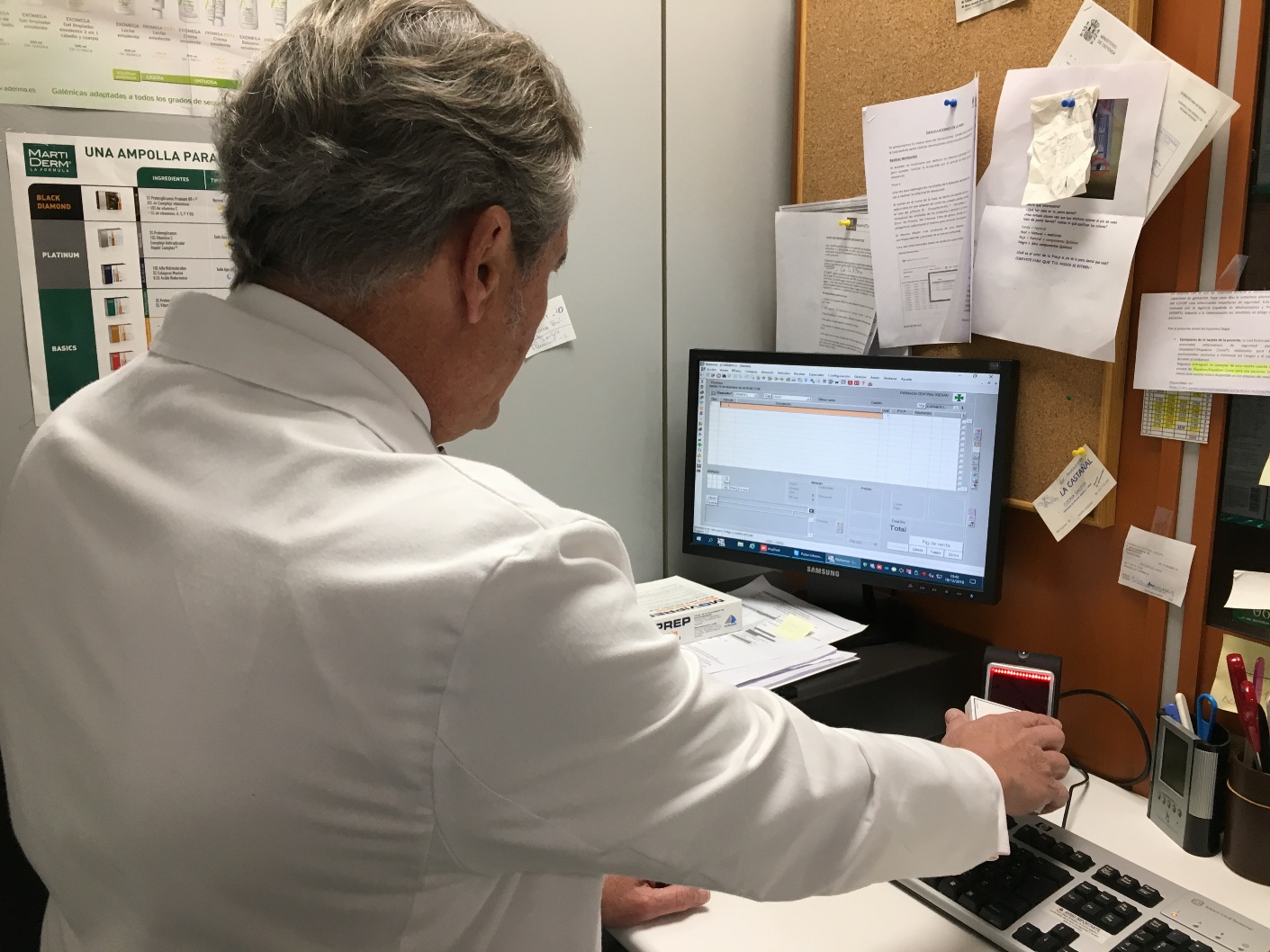 El coronel farmacéutico Francisco Javier Abad, del Ministerio de Defensa, haciendo la primera prueba de Sevem en diciembre de 2018. Foto: MINISTERIO DE DEFENSA. 