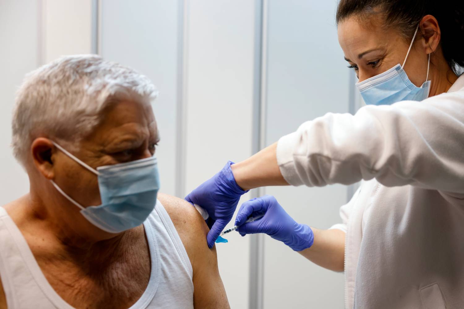 Un ciudadano acude a un centro de salud en la Comunidad Valenciana, donde se ha abierto la vacunación sin cita frente a la gripe y la covid. Foto: EFE/ANA ESCOBAR. 