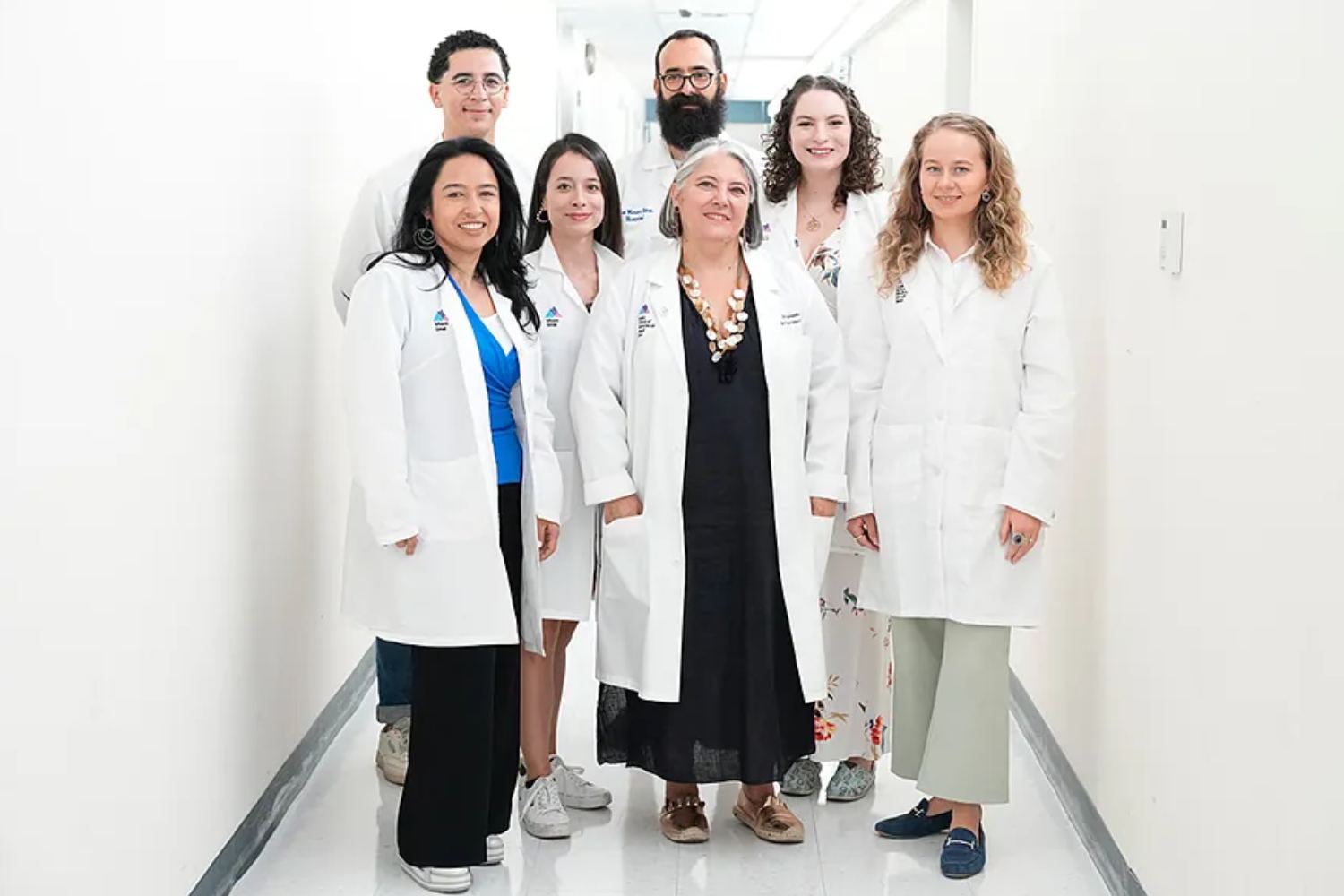 Ana Fernández-Sesma, en el centro, junto a su equipo del departamento de Microbiología. Foto: ICAHN SCHOOL OF MEDICINE AT MOUNT SINAI 