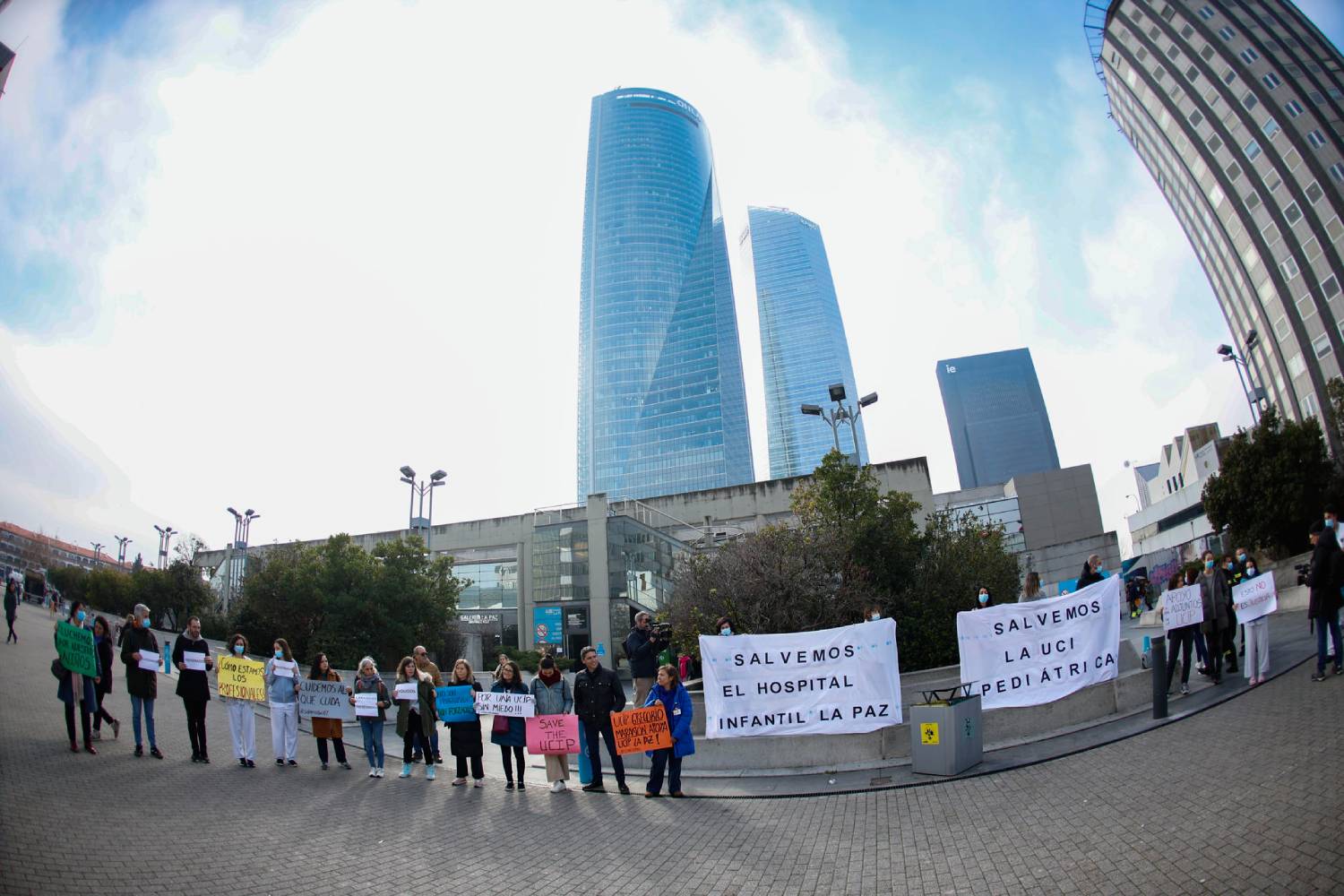 Aspecto de una de las concentraciones celebradas a las puertas de La Paz para protestar por el cierre de la UCI Pediátrica. Foto: EFE. 