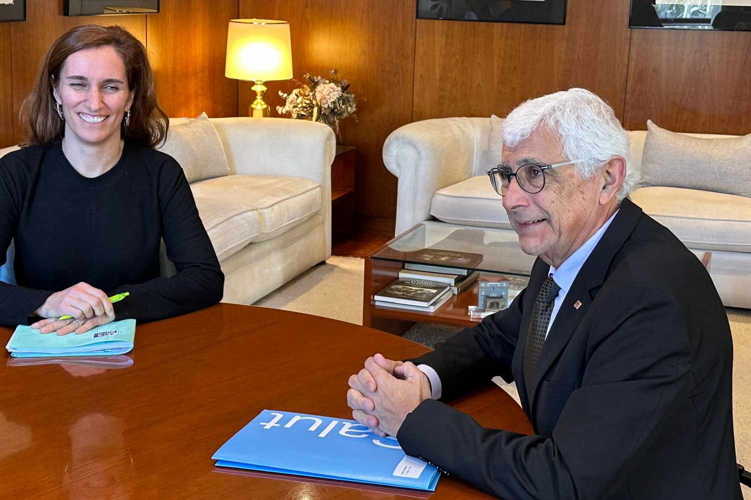Manel Balcells en su primer encuentro formal con Mónica García en la sede del Ministerio de Sanidad, en Madrid. Foto: GENERALITAT DE CATALUNYA. 