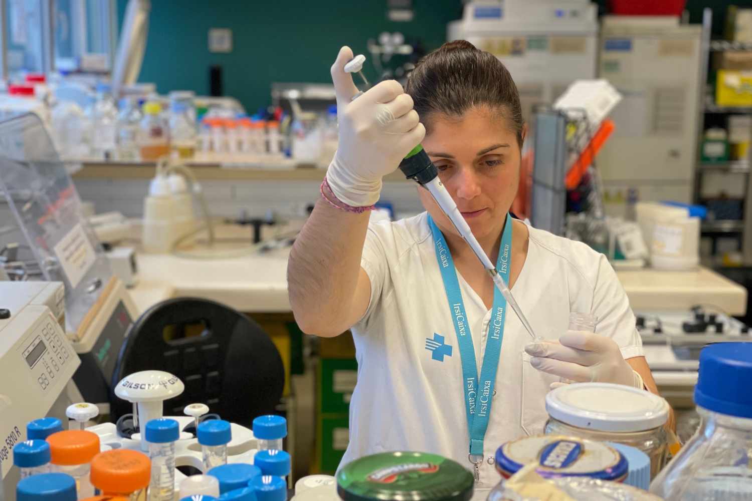Carmen Aguilar, investigadora senior de IrsiCaixa, en el laboratorio donde se desarrolla la vacuna contra el cáncer. Foto: IRSICAIXA. 