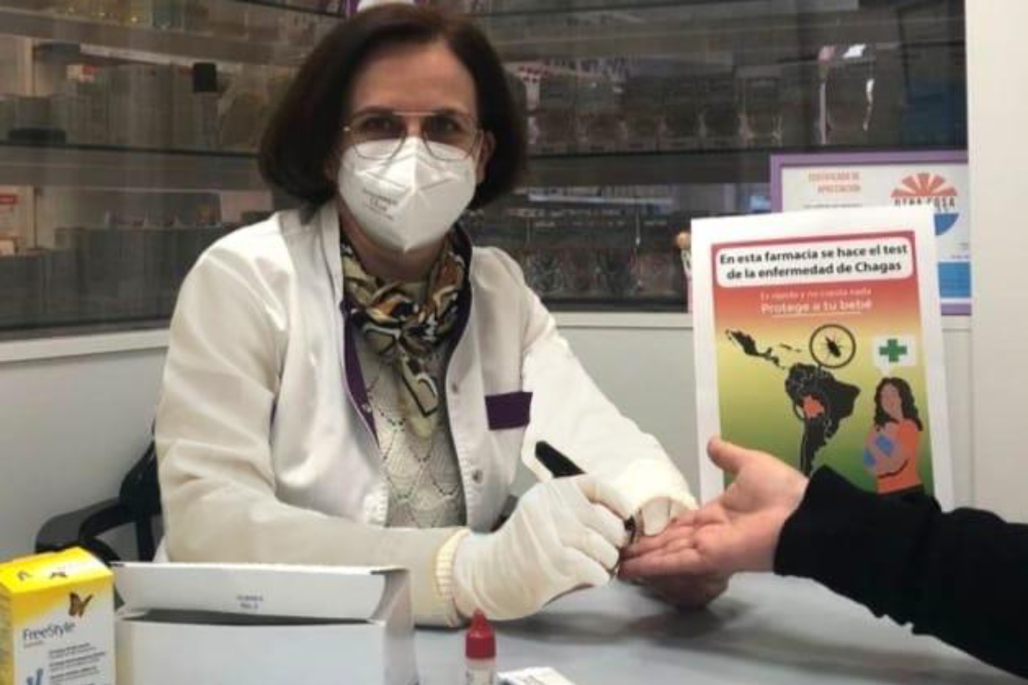 Una farmacéutica haciendo una prueba de detección en sangre capilar para la enfermedad de Chagas. Foto: COF DE MURCIA. 