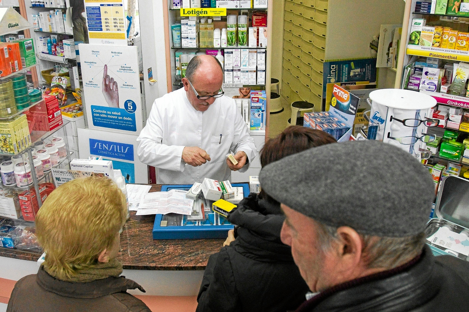 Un farmacéutico de Barcelona dispensando medicamentos. Foto: EFE. 