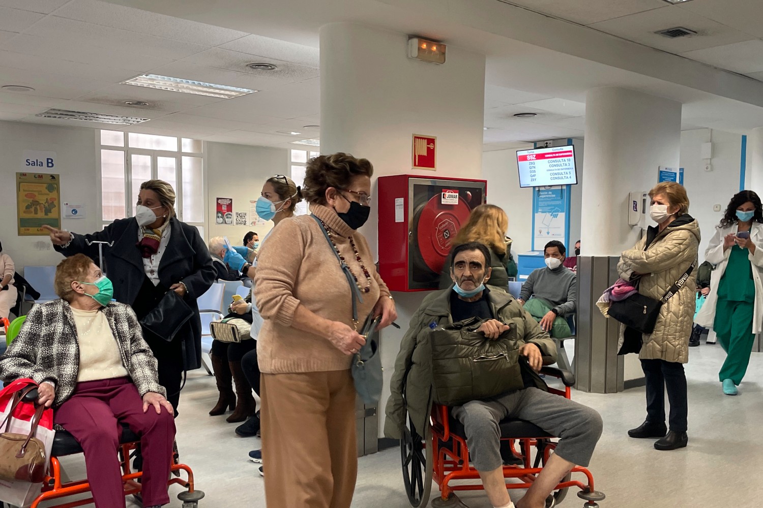 Pacientes esperando en las urgencias del Hospital La Princesa de Madrid. Foto: JAVIER BARBANCHO 