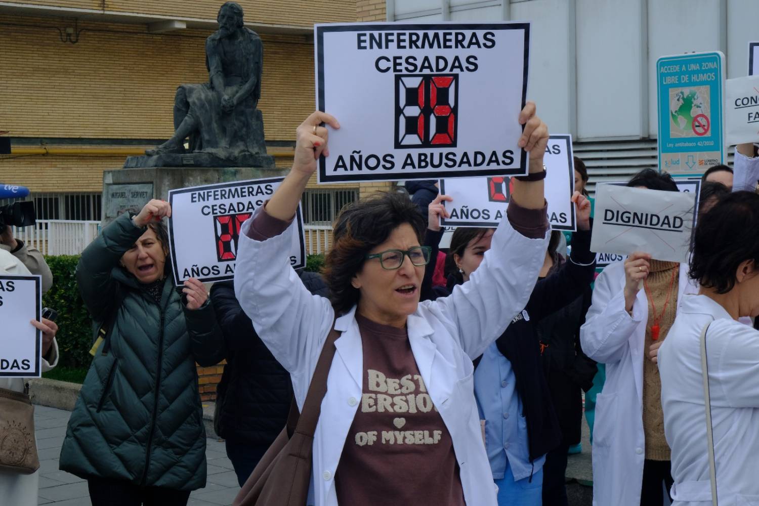 Aspecto de la protesta convocada hoy a las puertas del Hospital Miguel Servet. Foto: MAASZOOM COMUNICACIÓN. 