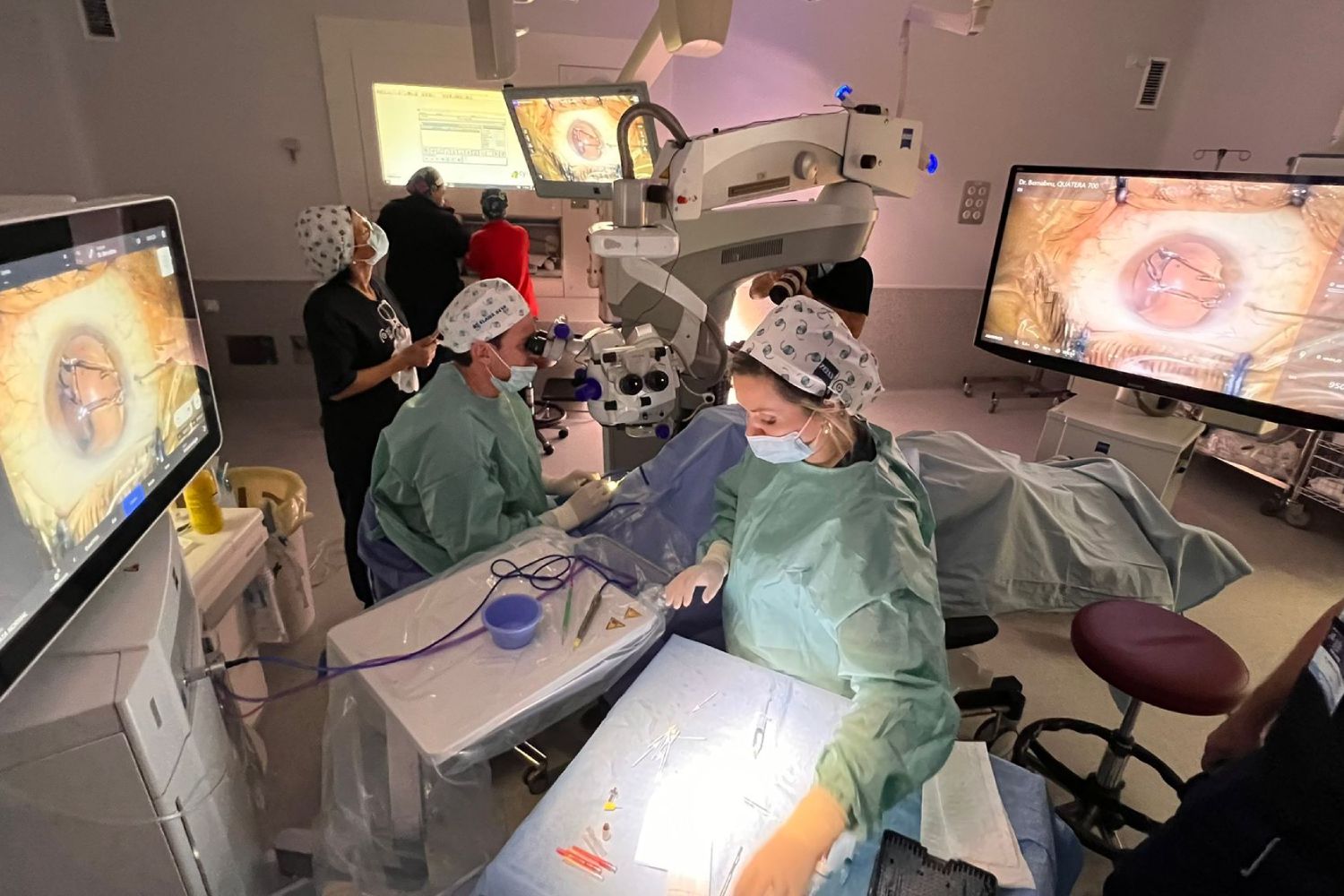 Gonzalo Bernabéu, director de HM Eye Center, en un momento de la cirugía de implante de lente trifocal. Foto: HM HOSPITALES. 