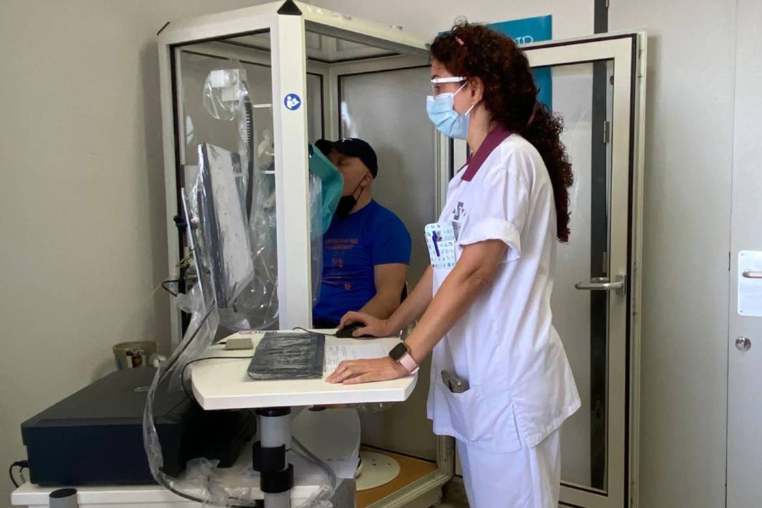 Enfermera de Neumología realizando una prueba funcional respiratoria a un paciente con EPOC. 