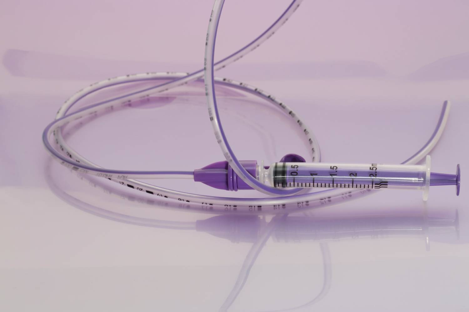 Jeringa entérica conectada a un tubo de alimentación enteral para colocación gástrica nasal u oral para proporcionar nutrición, fluido y medicación. Foto: SHUTTERSTOCK. 