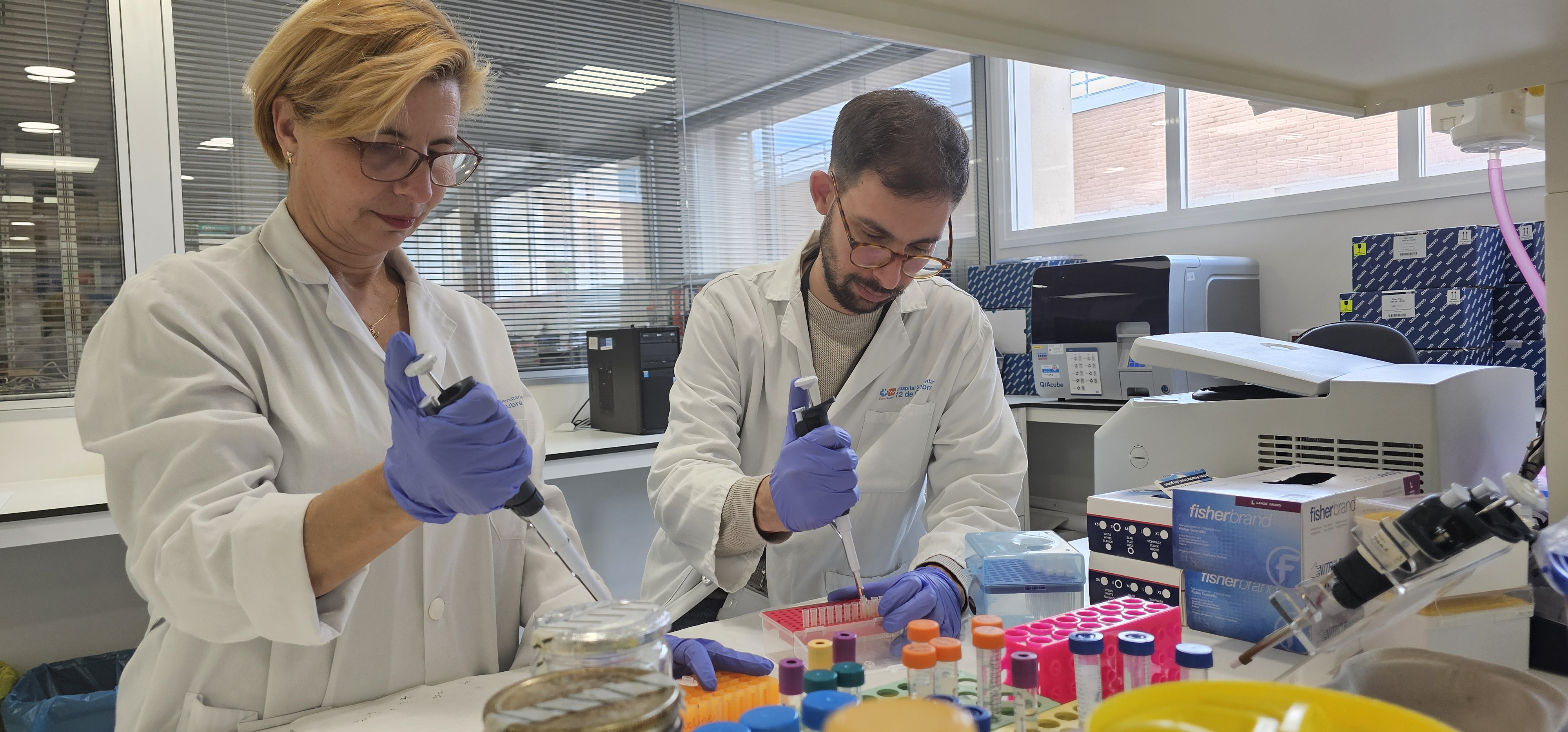 Los investigadores Marta Dueñas Porto y Cristian Suárez Cabrera, en el laboratorio de Oncología Molecular y Celular del Hospital 12 de Octubre. 