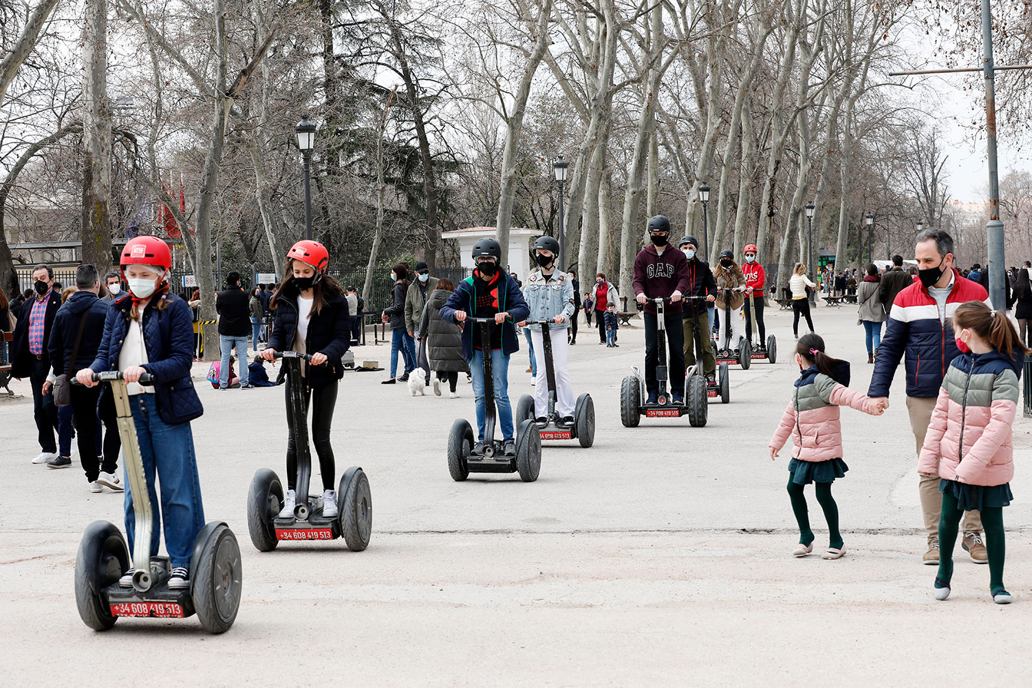 Imagen de archivo de jóvenes paseando en patinete por Madrid en 2021. Foto: JAVI MARTÍNEZ. 