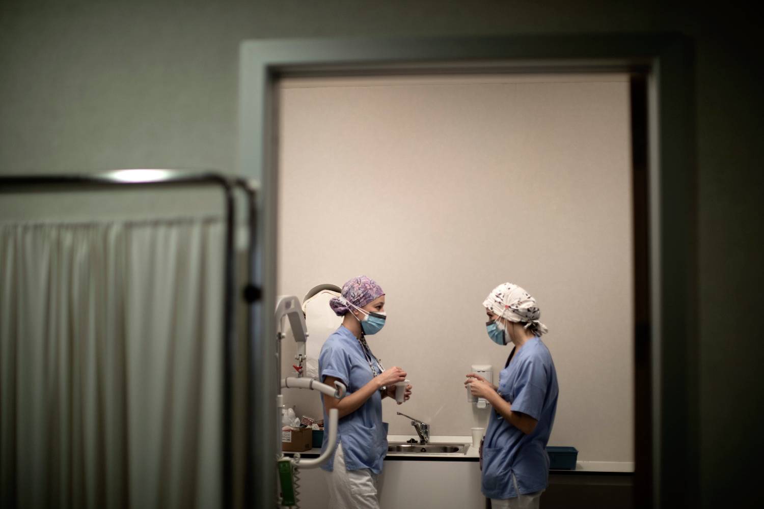 Dos facultativas conversan en un receso de su actividad en un hospital público de la Comunidad de Madrid. Foto: ALBERTO DI LOLLI.