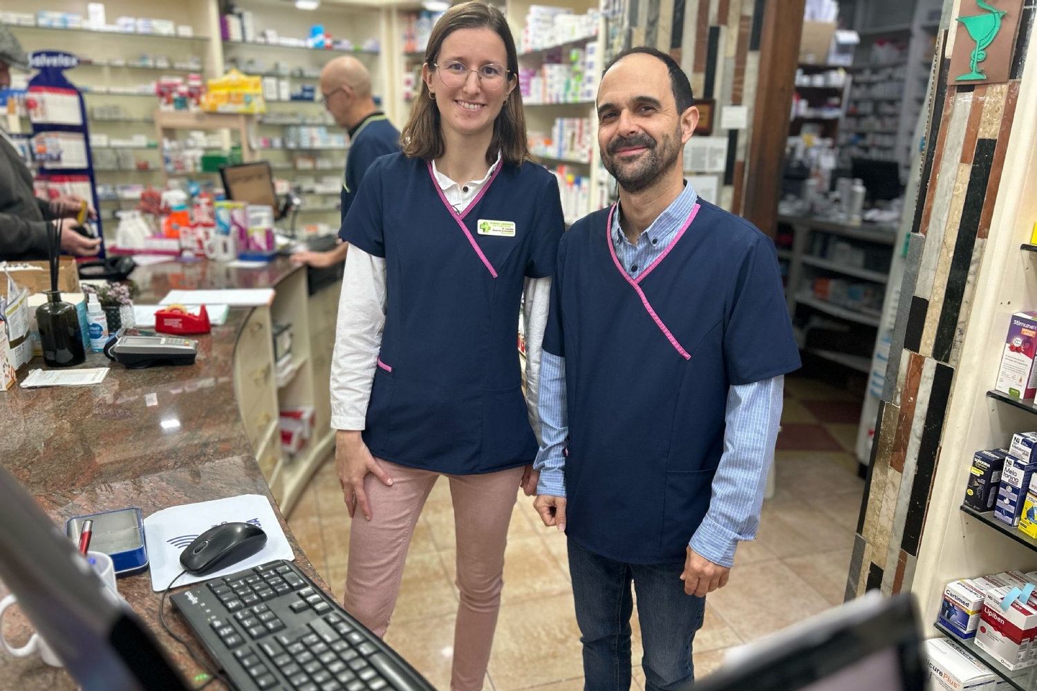 Lourdes Estarriol y Jorge Hernández, farmacéuticos en una botica de El Toscal (Tenerife), que participa en este circuito de comunicación con el centro de salud. 