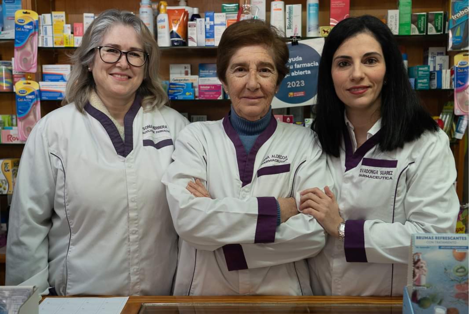 Sonia Herbera (auxiliar), Ana Aldecoa (titular) y Covadonga Suárez Aldecoa (adjunta), en la farmacia de Pomar de Cinca (Huesca). 