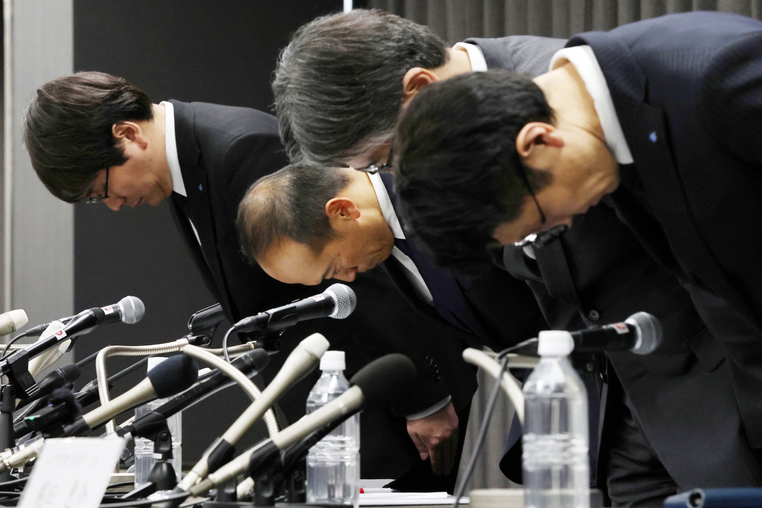 El presidente de Kobayashi Pharmaceutical, Akihiro Kobayashi, y funcionarios durante la rueda de prensa en Osaka. Foto: EFE. 