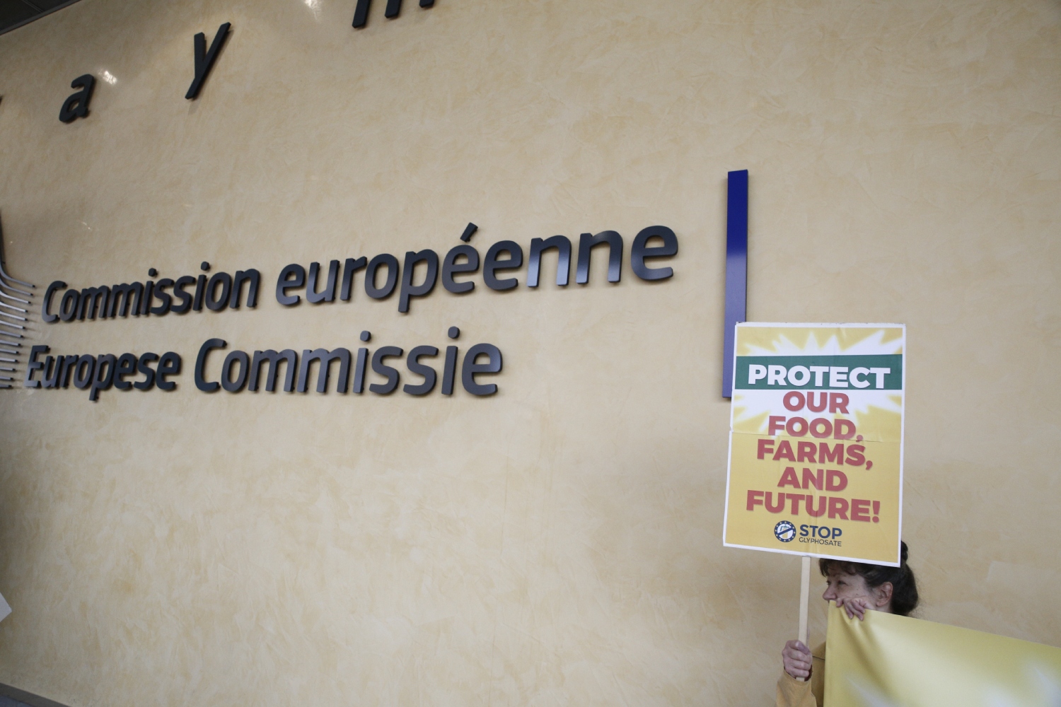 Protestas ante la sede de la Comisión Europea por autorizar el uso de pesticidas. Foto: SHUTTERSTOCK. 