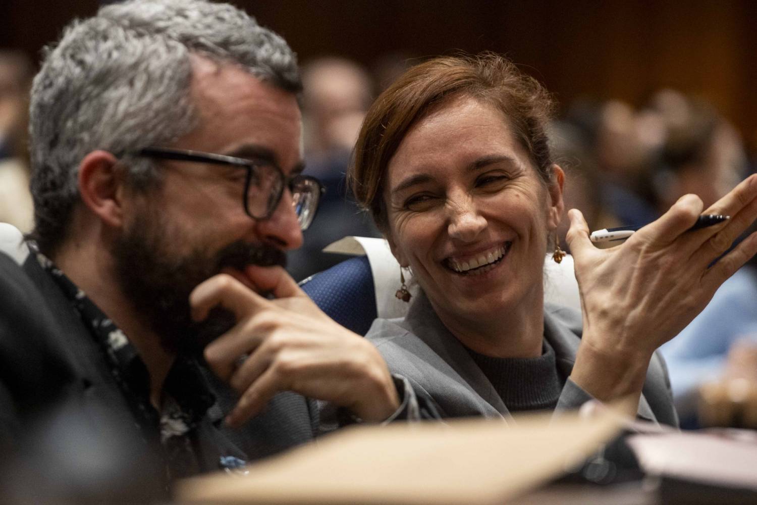 La ministra Mónica García sonríe junto al secretario de Estado de Sanidad, Javier Padilla. Foto: MINISTERIO DE SANIDAD.