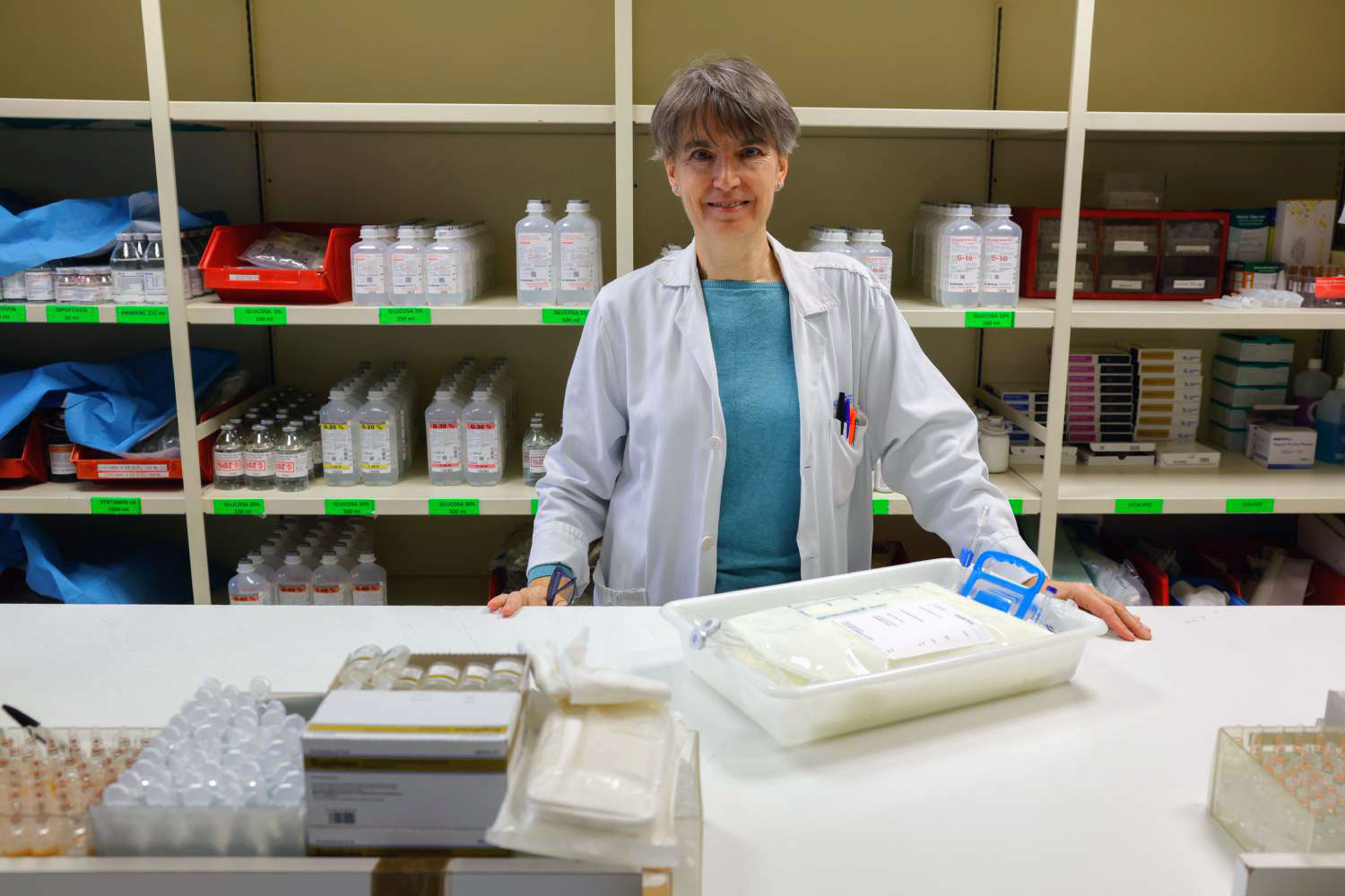 Pilar Gomis, del Servicio de Farmacia del Hospital 12 de Octubre, de Madrid, en el área donde se prepara la nutrición parenteral. Foto: ANTONIO HEREDIA. 