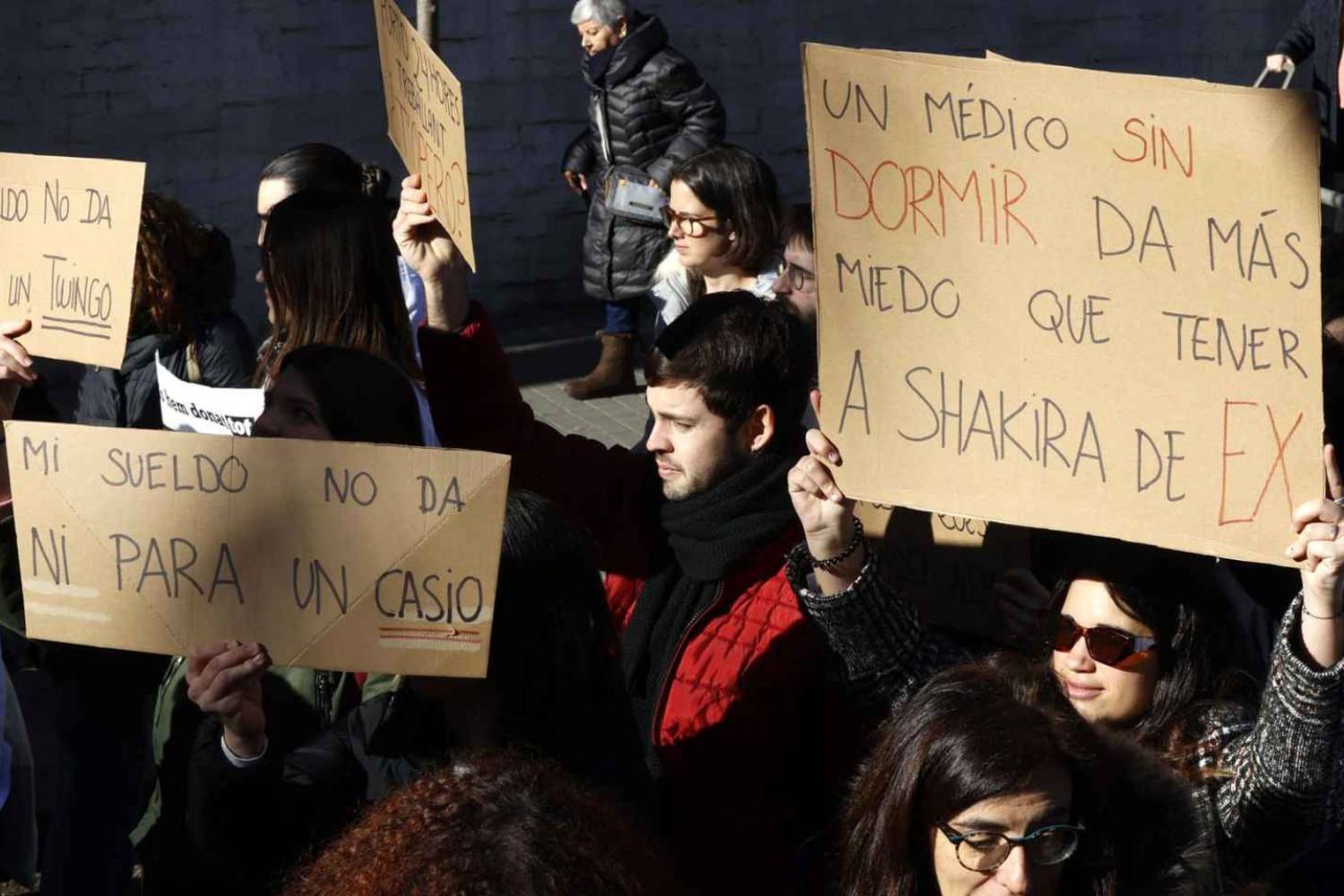 Protesta de médicos en Barcelona para exigir, entre otras cosas, más tiempo de descanso. Foto: EFE. 