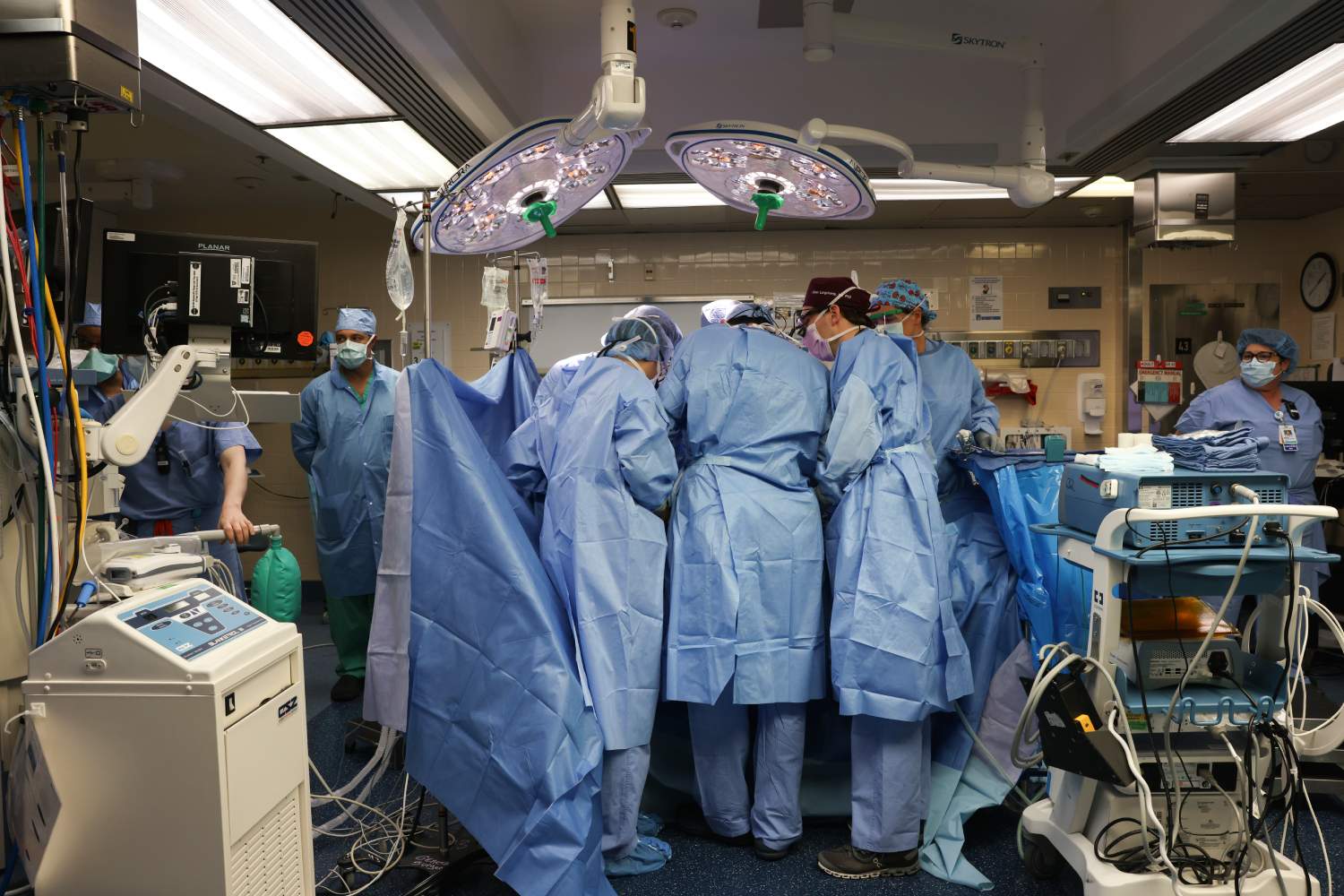 Los cirujanos del Hospital General de Massachusetts durante el xenotrasplante que se realizó el 16 de marzo. Foto: MGH 