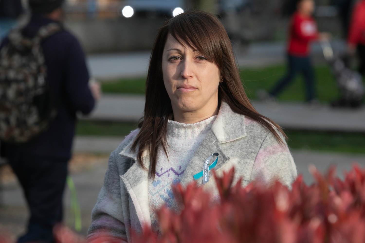 Virginia Martínez, paciente de covid persistente, posa en la Plaza de Europa de Gijón. Foto: JORGE PETEIRO 