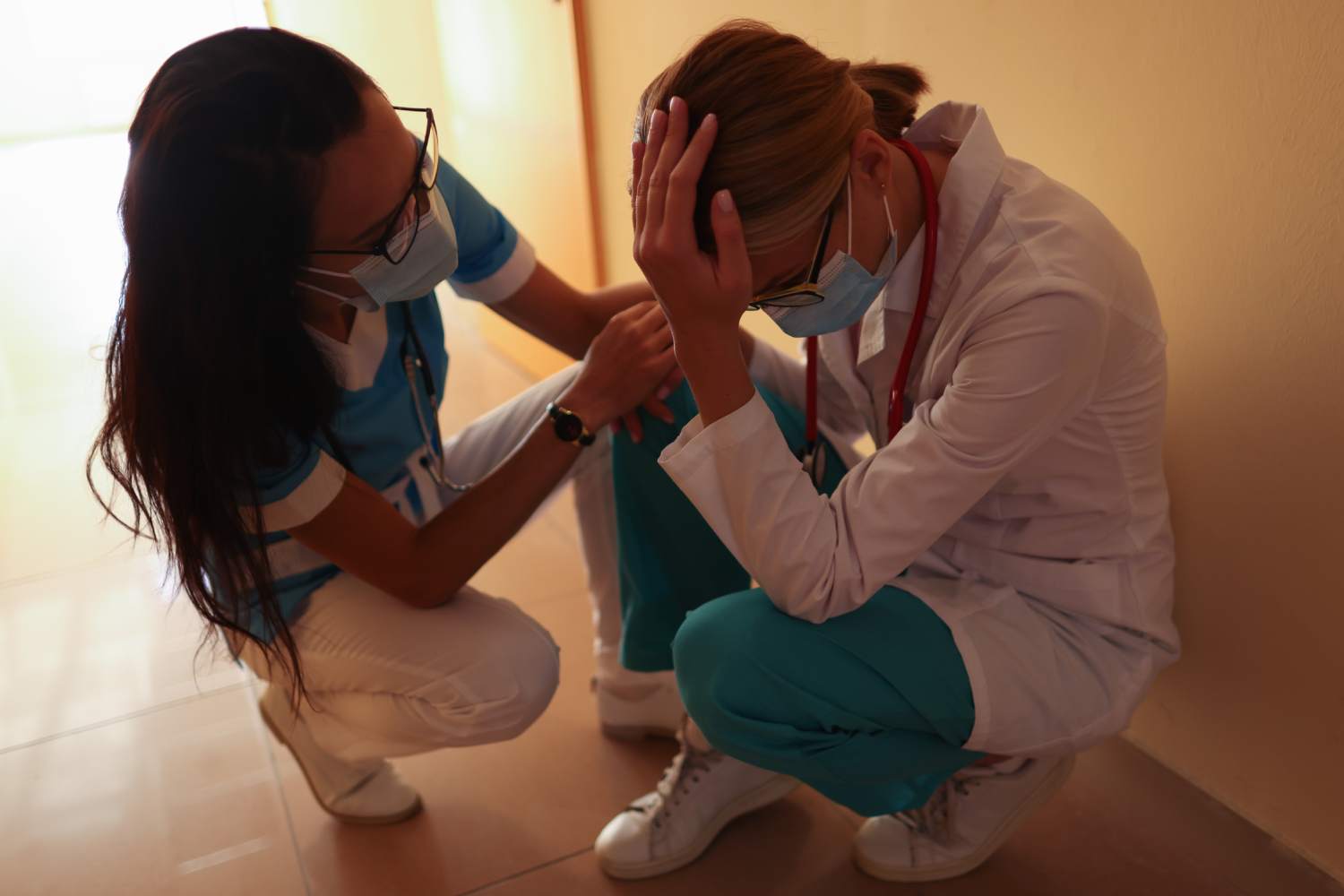 Según un metaanálisis, el burnout afecta al 24% de los médicos en España. Foto: SHUTTERSOCK 