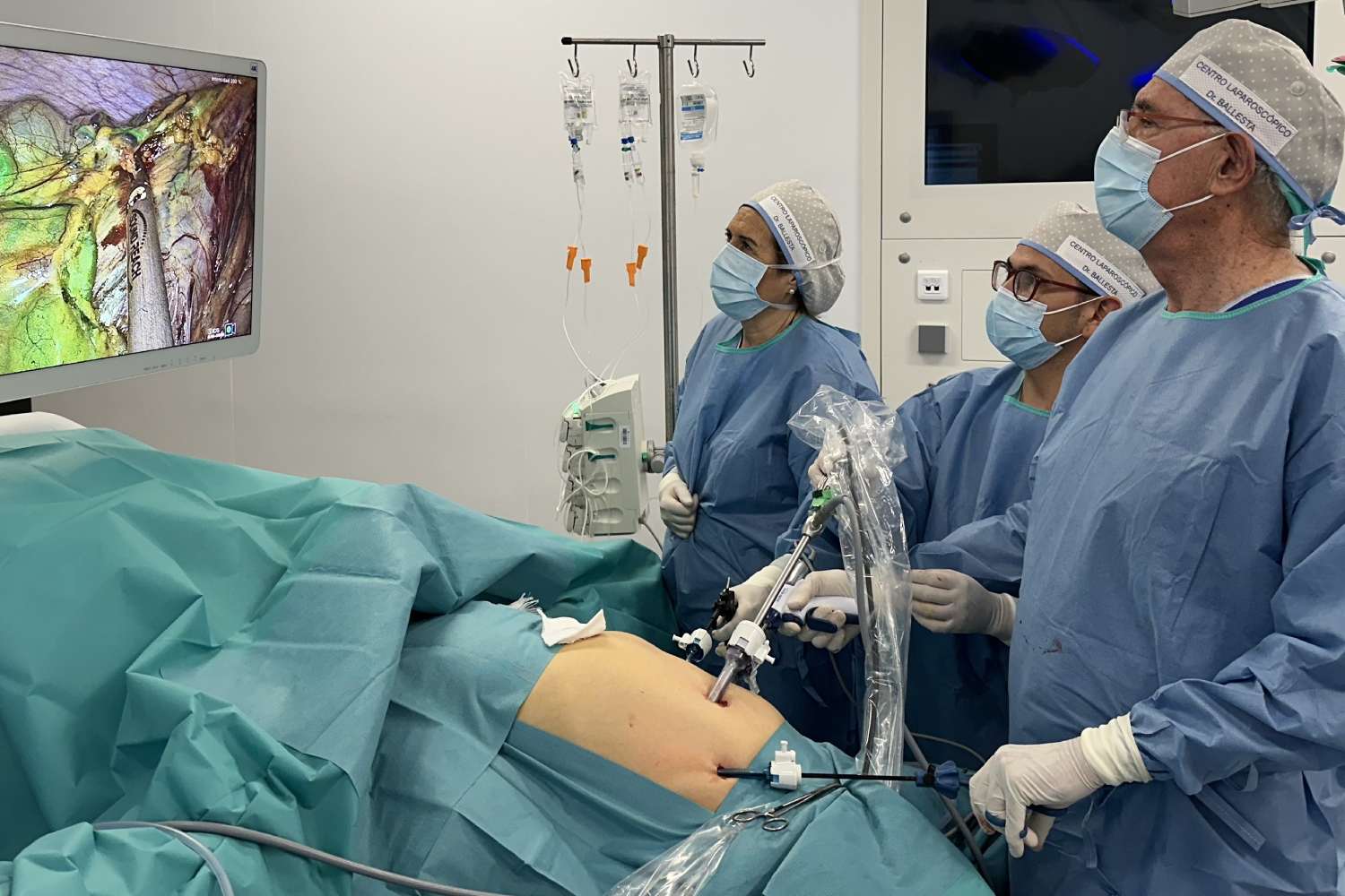 El cirujano Carlos Ballesta durante una cirugía laparoscópica con rayos infrarrojos en el dolicomegacolon. 