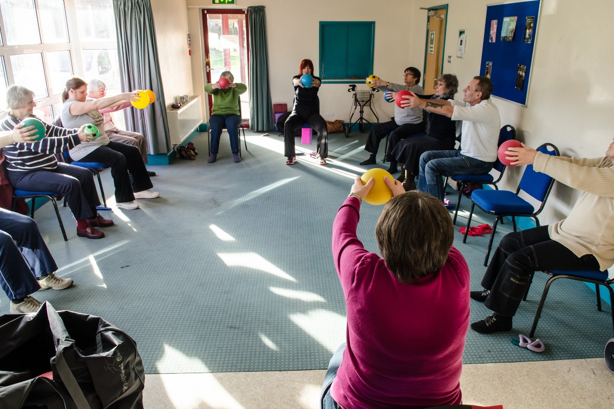 Una instructora enseña ejercicios de entrenamiento para pacientes con esclerosis múltiple en Reino Unido. Foto: SHUTTERSTOCK. 