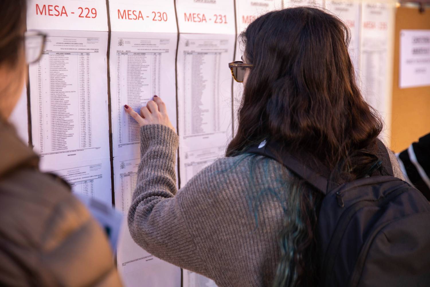 Una candidata mira el listado de aspirantes convocados al examen MIR 2024. Foto: FELIPE DÍAZ DE VIVAR. 