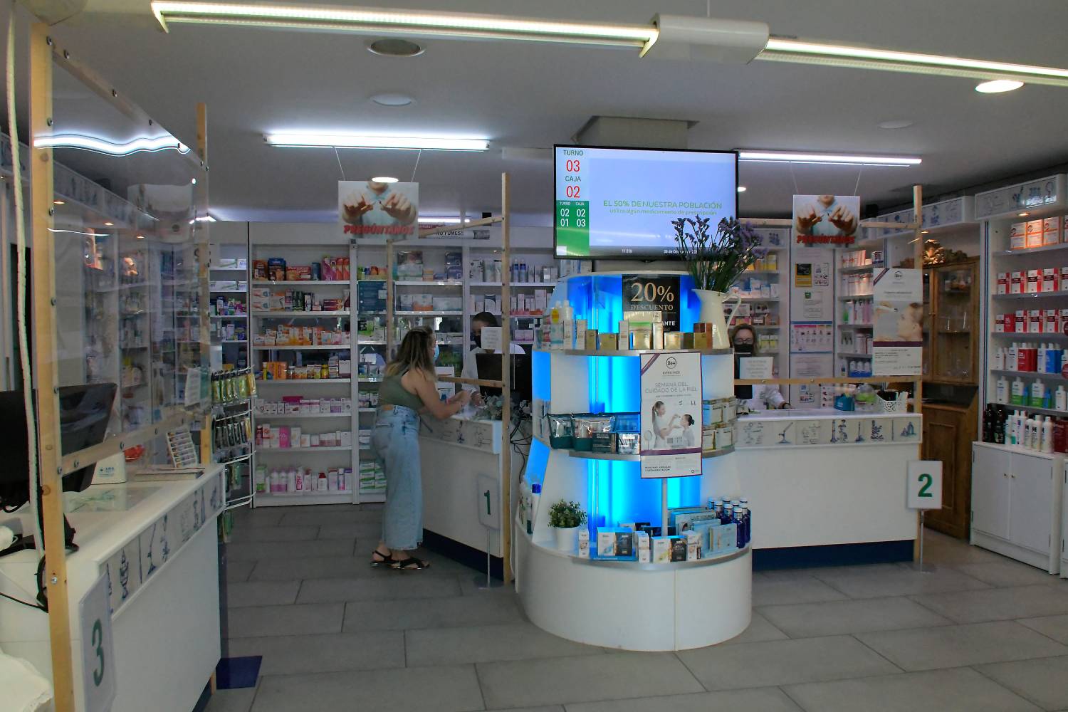En la tasación de una farmacia influyen factores subjetivos como número de personal y antigüedad y el estado de las instalaciones. Foto: CATA ZAMBRANO. 