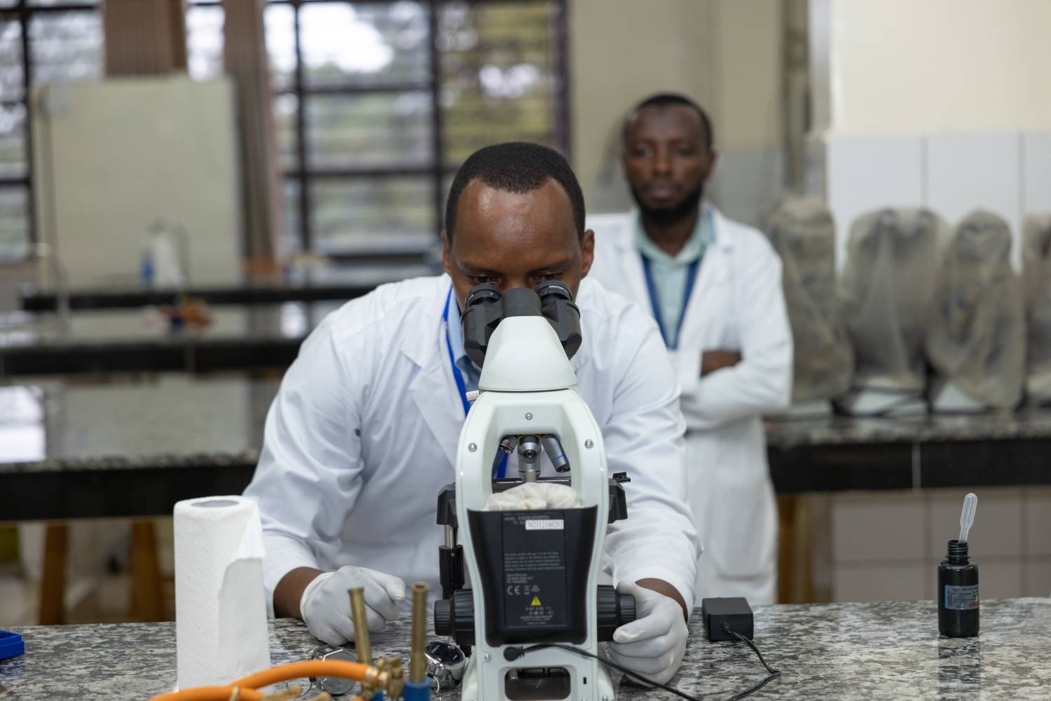 Investigación en malaria en la Unidad de Ensayos Clínicos de la Universidad de Ruanda, en Kigali. Foto: NOVARTIS 