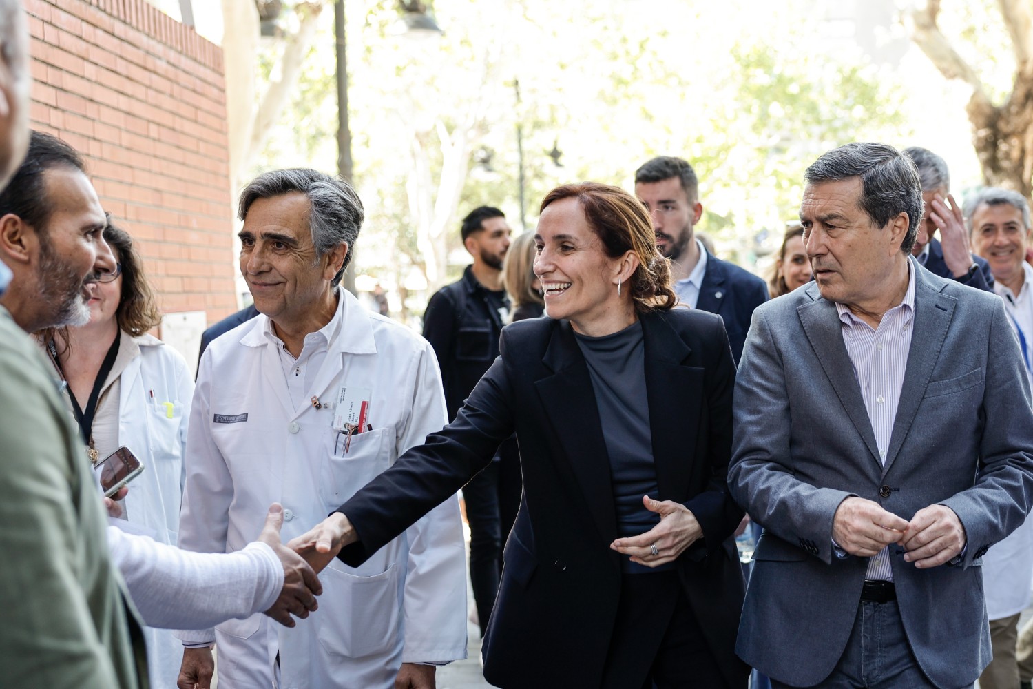 La ministra de Sanidad, Mónica García, y el consejero valenciano, Marciano Gómez, a su llegada al Hospital Clínico. Foto: EFE. 