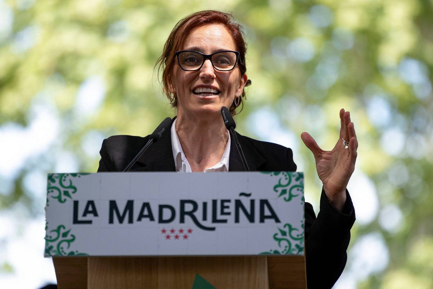 La ministra de Sanidad, Mónica García, este sábado en la verbena 'La Madrileña. Foto: EFE. 