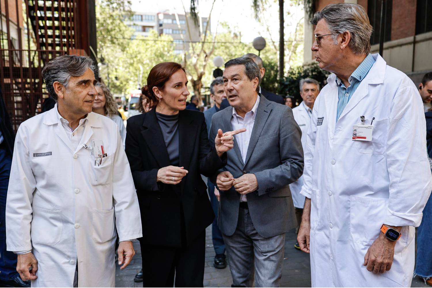 Marciano Gómez, junto a la ministra de Sanidad, Mónica García, durante la visita de ayer viernes al Servicio de Radiodiagnóstico del Hospital Clínico de Valencia. Foto: EFE. 