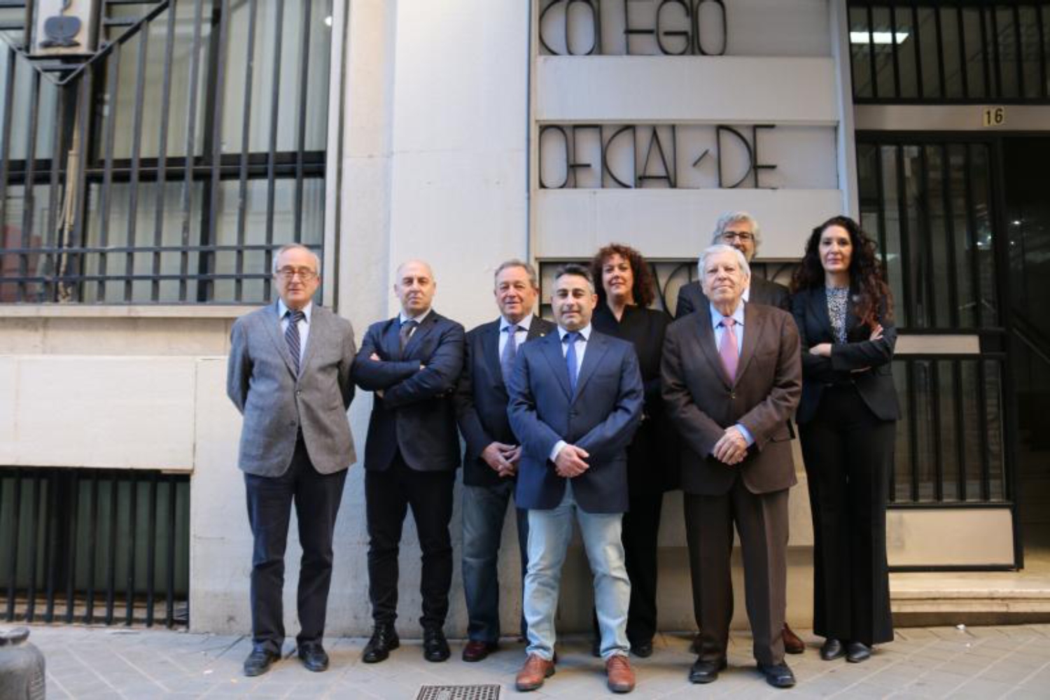 En el centro de la primera fila, José Romera, presidente de la Comisión Deontológica del COF de Granada, junto con el resto de miembros de la Comisión Deontológica. Foto: COF DE GRANADA. 