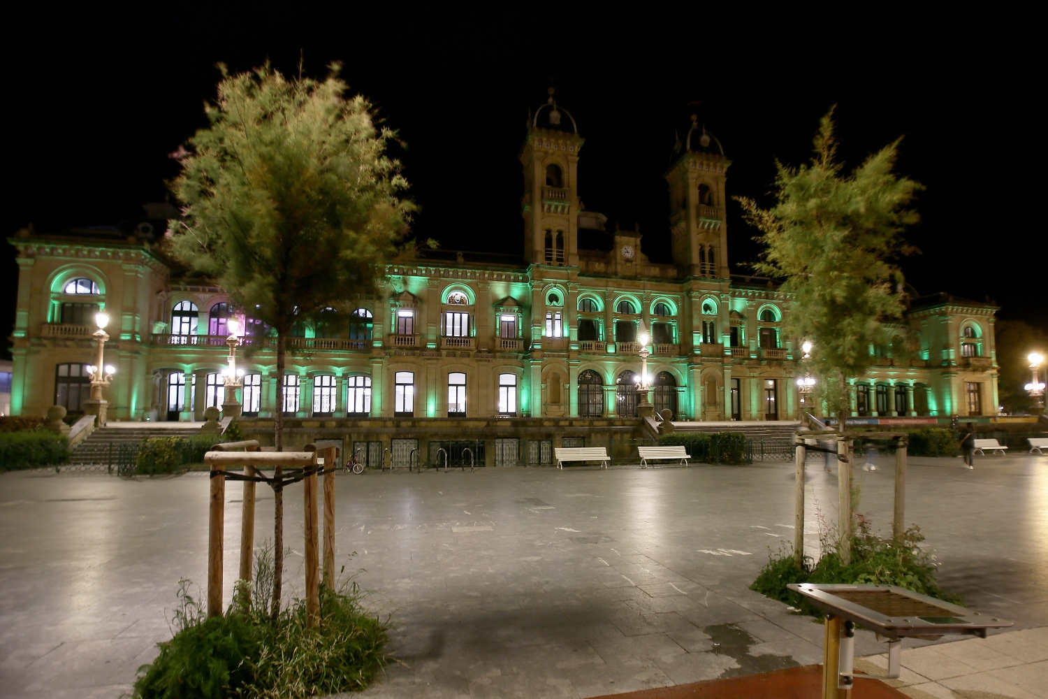 El Ayuntamiento de San Sebastián, iluminado de verde con motivo del Día Mundial del Farmacéutico (25 de septiembre). Foto: COF DE GUIPÚZCOA. 