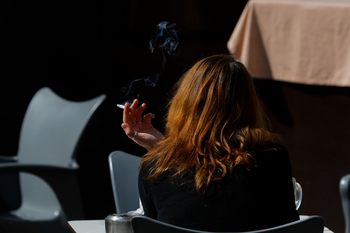 Una mujer fuma en una terraza. Foto: ANTONIO HEREDIA. 