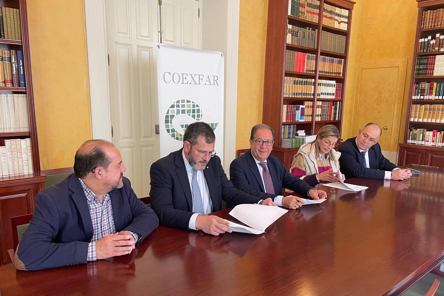Momento de la firma del convenio entre los COF de Cáceres y Badajoz y la Asociación Extremeña de Trasplantados. Foto: COF DE BADAJOZ. 