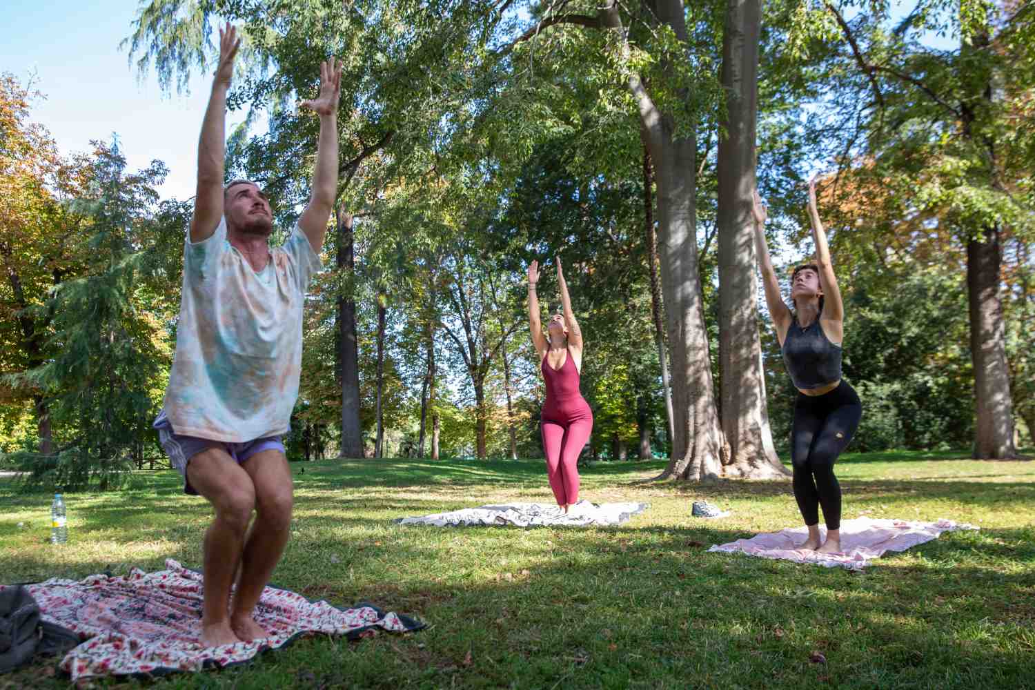 Práctica de yoga al aire libre. Foto: FELIPE DÍAZ DE VIVAR. 