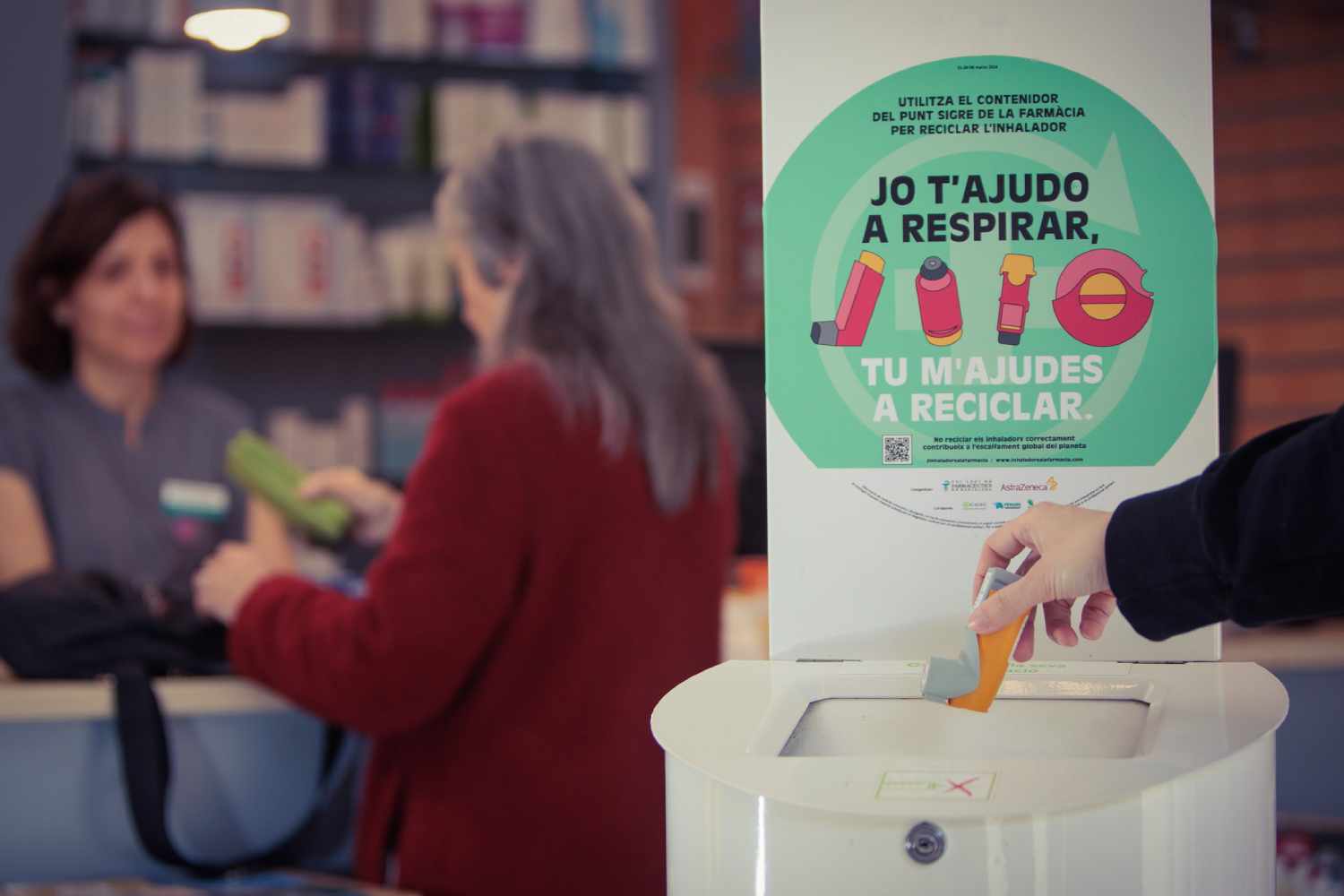 Cartel de la nueva campaña sobre inhaladores del COFB en una farmacia de Barcelona. Foto: COFB. 