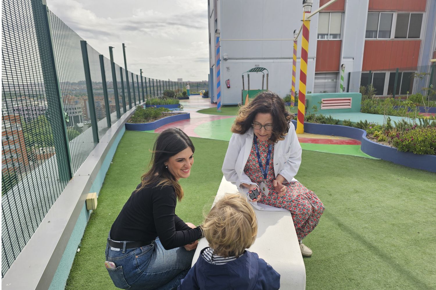 Carmen Luna, con Martín y María González, en el Hospital 12 de Octubre de Madrid. Foto: HU12O. 