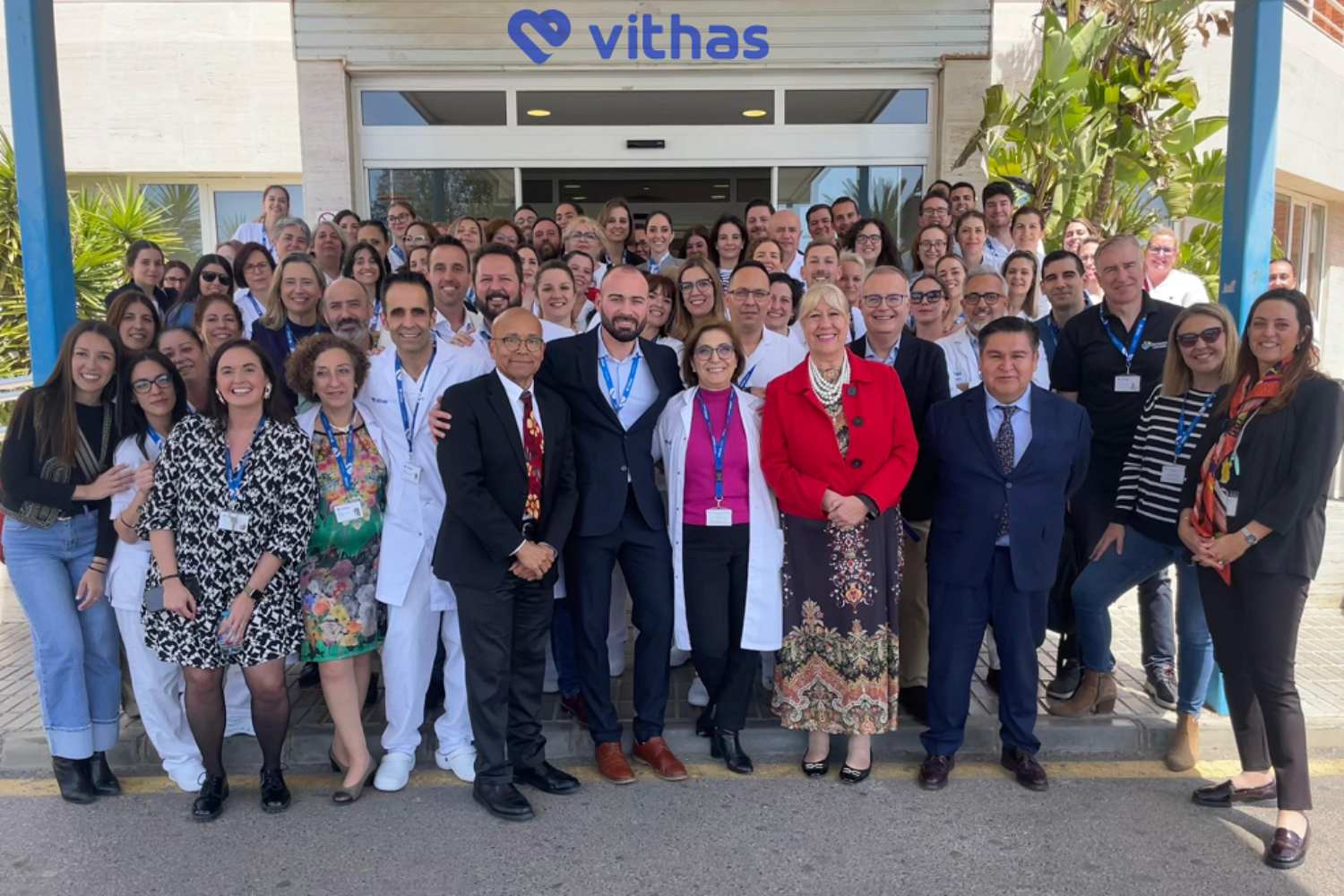 Parte del equipo de Vithas Almería junto a los evaluadores de la JCI 