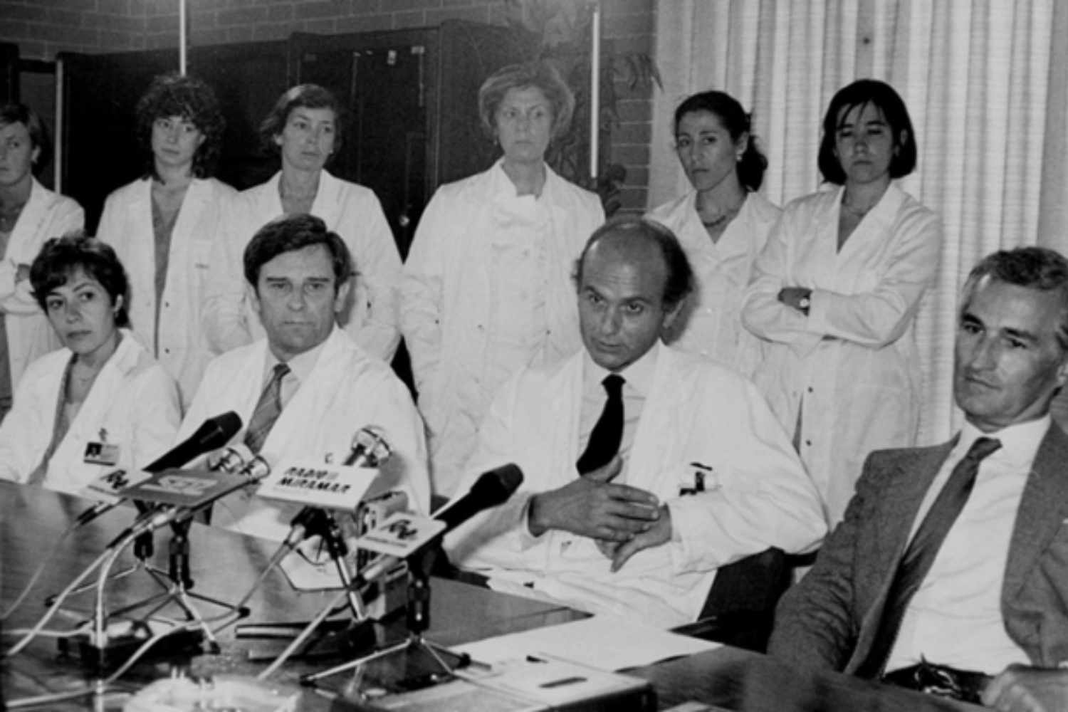Fotografía de la rueda de prensa del equipo pionero que lideraron los cirujanos Josep Maria Caralps y Josep Oriol Bonín. Foto: HOSPITAL DE SANT PAU. 