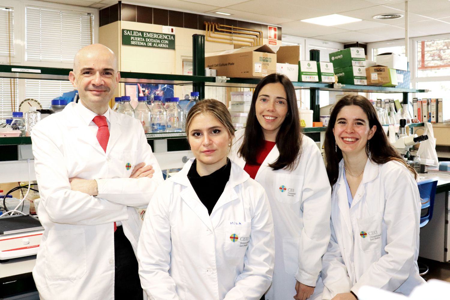 El profesor Gonzalo Herradón junto a miembros del equipo de investigación del grupo Neurofan. Foto: USPCEU. 