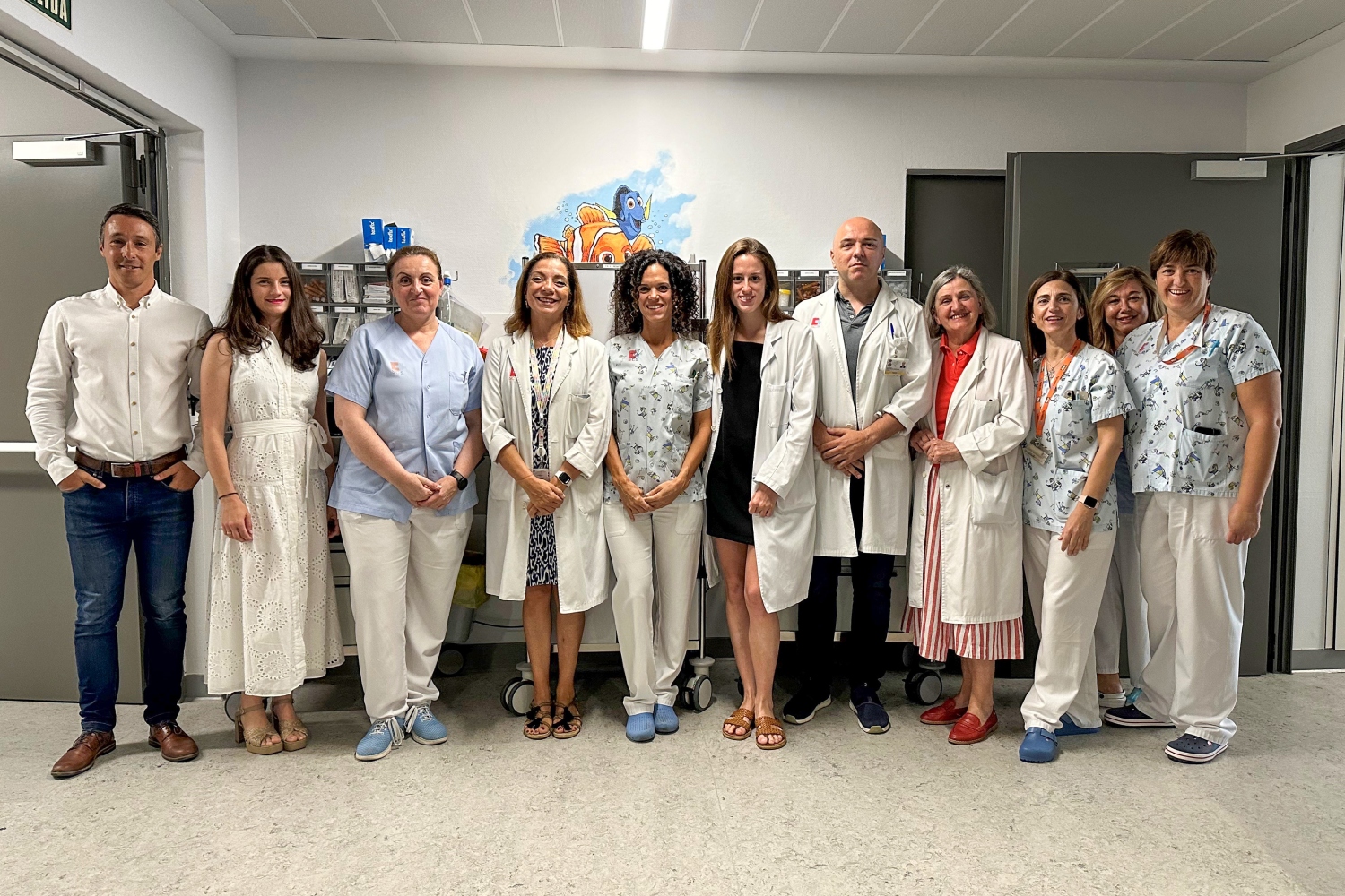 Personal clínico y de Enfermería del Servicio de Pediatría del Hospital Valdecilla, con profesionales del servicio de Farmacia del hospital, técnicos informáticos y representantes de la consejería cántabra de Salud. Foto: CONSEJERÍA DE SALUD DE CANTABRIA.