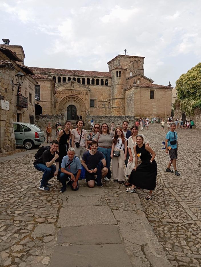 Grupo de participantes en el curso durante una excursión a Santillana del Mar.