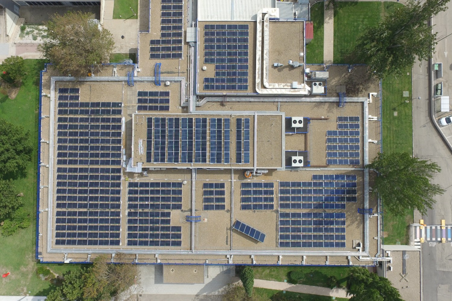 Paneles fotovoltaicos en la planta de Pfizer de San Sebastián de los Reyes (Madrid). Foto: PFIZER.