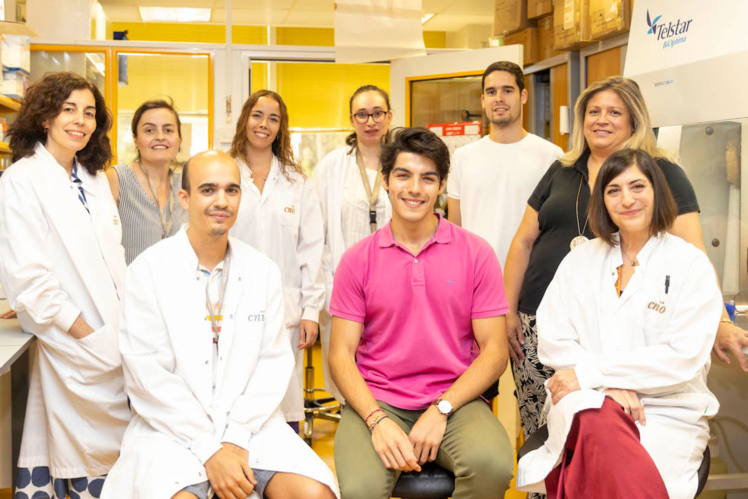 De izda. a dcha., de pie: Nuria Ajenjo (Biobanco), María Casanova-Acebes y Alba de Juan (Grupo Inmunidad del cáncer), Cecilia Sobrino y Sergio Fernández (Biobanco) y Virginia López del Alcázar (AETCP). Sentados: Daniel Alba (Biobanco), David J. Quesada (AETCP) y María Jesús Artiga (Biobanco). Foto: L. M. LOMBARDÍA / CNIO.